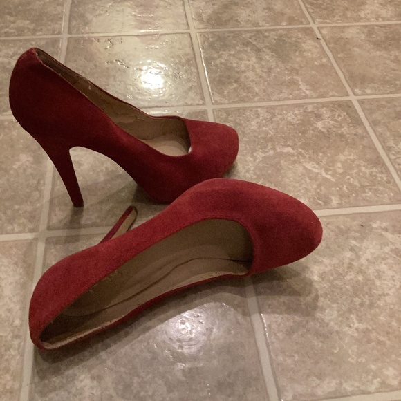 ~ Spiegel Red Suede Stiletto Pumps, SOLD AS-IS ~ - Picture 13 of 14